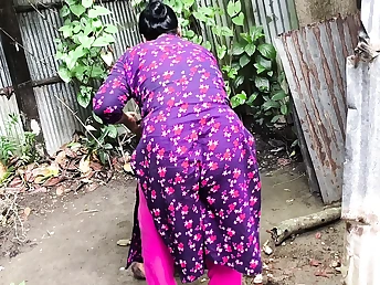 Super-hot Desi Bhabi cheats on her spouse with her brother-in-law-in-law's acquaintance in a naughty outdoor hook-up