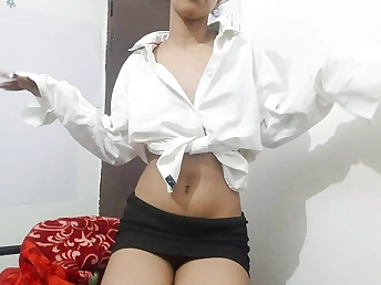 Check out this supah red-hot Desi dame finger-banging her shaven coochie and getting nasty with her hairiest locks