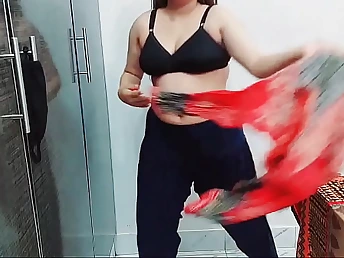 Sobia Nasir unwraps down and flaunts her kinks in a bare Pakistani dance