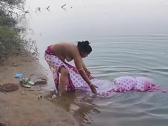 Watch this Indian Desi wifey get soaked in the high seas by will not hear of economize in an outdoor romp