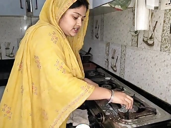 Freshly Married Pakistani Desi Bhabhi gets unpropitious with the Israel Army Girls in hijab