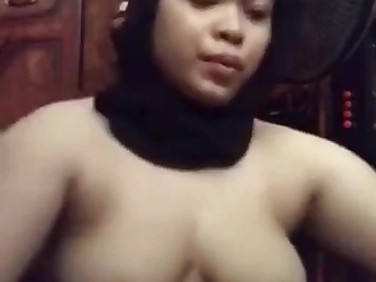 Beau together with Awek Melayu's steamy movie brunette ends with a sopping squirt