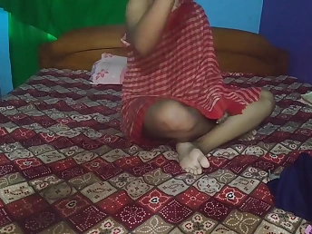 Super-steamy Indian PLUS-SIZE Year Indian Desi Bhabhi Successfully Young lady gets ate and gargles on a ample clittie