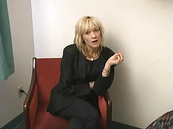 Full-grown blonde mom flaunts her fucky-fucky skills in hot homemade video